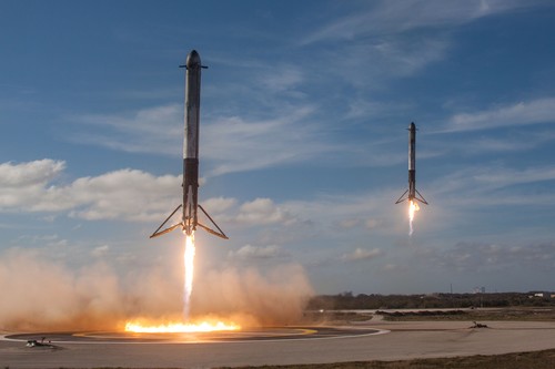 Photo of the Falcon Heavy side boosters landing on LZ-1 and LZ-2